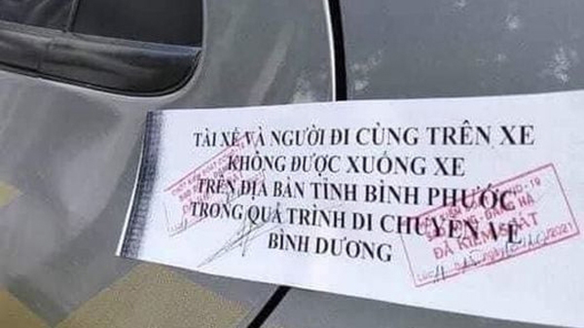 Cửa xe ô tô bị dán niêm phong khi qua địa bàn tỉnh Bình Phước